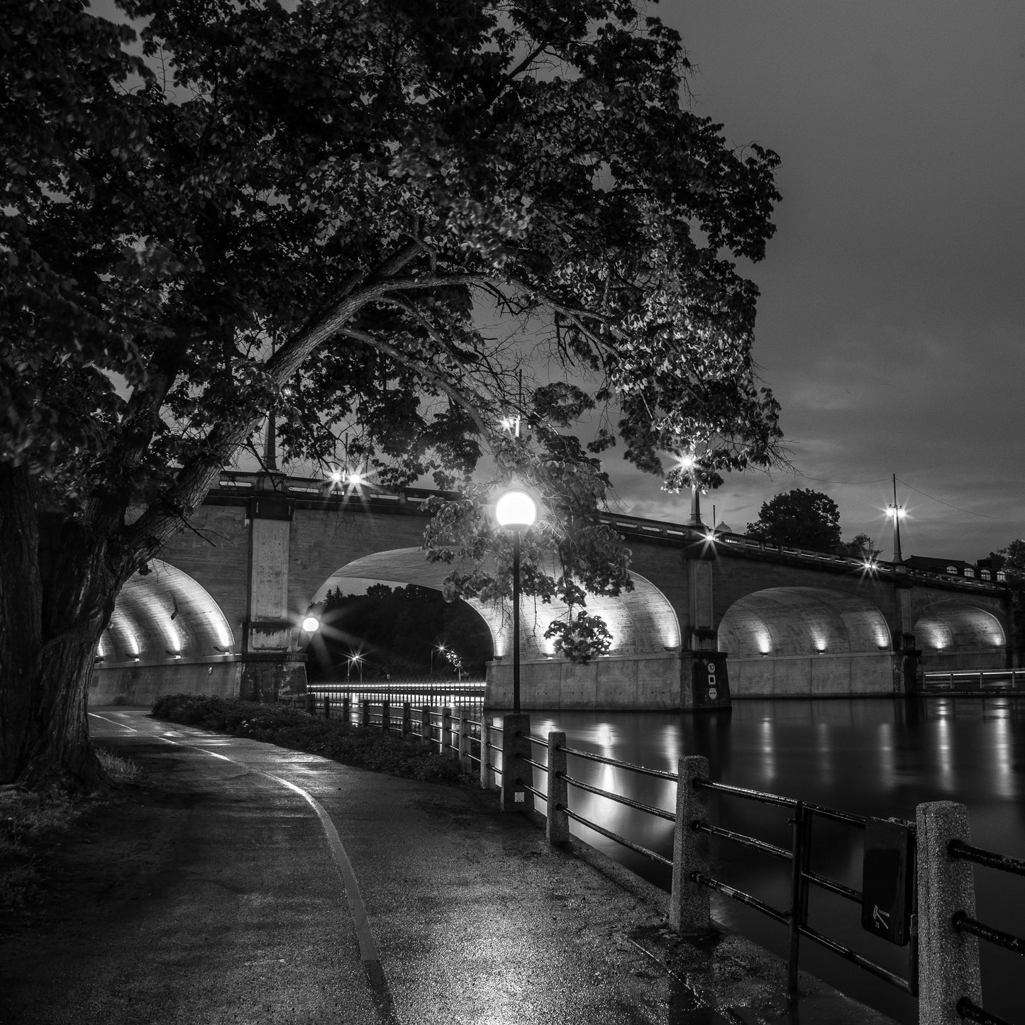 Path by Bank Street Bridge